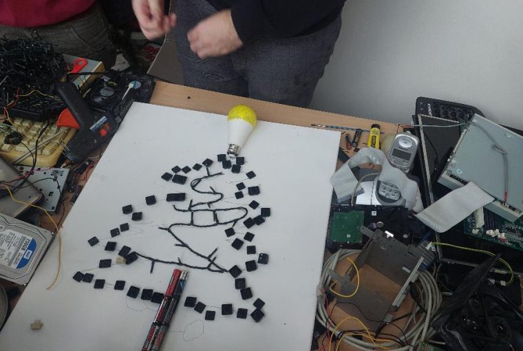 Γλάστρες, σκουλαρίκια και χριστουγεννιάτικο δένδρο από ηλεκτρικά και ηλεκτρονικά απόβλητα